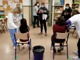 Personal sanitario vacuna menores de 12 años en un colegio de la Generalitat Valenciana.