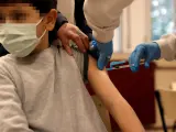 Personal sanitario vacuna a un menor de 12 años cuando este miércoles la Generalitat empieza con la vacunación de esta franja de edad en los colegios.