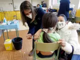 Una alumna de Primaria recibe la vacuna de la covid-19 en un colegio de Valencia.