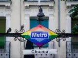 La parada de Metro de Chueca luce la bandera arco íris.