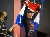 Hamilton y Verstappen en el podio del GP de Abu Dhabi