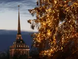 Vista del árbol de Navidad iluminado en la Plaza del Palacio con el Edificio del Almirantazgo al fondo, en San Petersburgo.