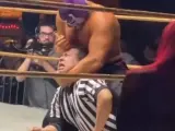 Un luchador agrede al árbitro con un punzón.
