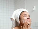 Aplícate masajes en tu cara para la piel facial.