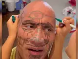 'The Rock' con la cara pintada de rotulador.