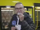 El reportero Miguel Ángel García se come un billete del metro de Berlín.