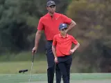 Tiger Woods junto a su hijo Charlie.