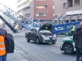 La grúa caída contra un edificio en Turín (Italia).