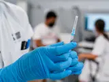 Un enfermero prepara una vacuna.