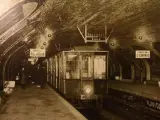 Imagen histórica de un tren de Metro de Madrid parado en un andén.