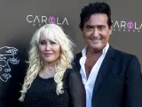 Los cantantes Carlos Marin y Geraldine Larrosa (Innocence) posan en un evento en Madrid.