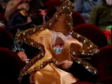 Una mujer disfrazada de estrella en el salón de la Lotería de Navidad.