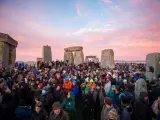 Un millar de personas se han reunido para celebrar el solsticio de invierno en Stonehenge.