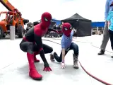 Tom Holland y el pequeño Bridger Walker en el rodaje de 'Spider-Man No Way Home'