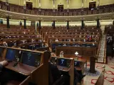 Vista del hemiciclo casi vacío debido a los casos positivos de Covid entre los diputados en el pleno en el Congreso de los Diputados, a 22 de diciembre de 2021, en Madrid (España).