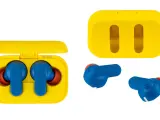 Los auriculares son de color azul, amarillo y rojo.