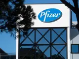 El logo de Pfizer, en una fábrica de la farmacéútica.