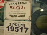 Dos carteles en la administración número 5 de Granollers (Barcelona) anuncian los premios ganados: el Gran Premio de la Primitiva y el tercer premio de la Lotería Nacional.