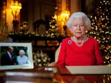 La reina Isabel II ha querido homenajear a su difunto marido en el discurso de Navidad. Un retrato de la pareja adorna la mesilla desde donde la monarca ha pronunciado unas palabras para todos sus ciudadanos.