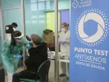 Un hombre se somete a un test de antígenos en la estación de Guixar de Vigo.