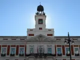 Reloj de la Puerta del Sol, que se prepara para dar las campanadas del próximo 31 de diciembre, en la Puerta del Sol, a 13 de diciembre de 2021, en Madrid, (España). Madrid ultima los preparativos para celebrar, en 18 días, las míticas campanadas de fin de año. El reloj, fabricado en Londres en 1866, contabilizará los 12 segundos antes de las 00 de la noche del 31 de diciembre para dar paso al año 2022. 13 DICIEMBRE 2021;PUERTA DEL SOL;RELOJ;CAMPANADAS;MADRID;UVAS;NOCHEVIEJA Gustavo Valiente / Europa Press 13/12/2021