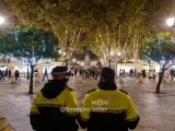 Dos agentes de la Policía Local vigilan en la Plaza Nueva de Sevilla, en las Navidades de 2020.