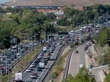 Un gran n&uacute;mero de veh&iacute;culos en un atasco en la autopista A-3 en Madrid.