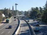 Varios vehículos circulan por la carretera de A Coruña cerca de Moncloa, en Madrid.