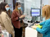 Personas esperan turno para comprar un test de antígenos en una farmacia.