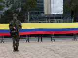 Un militar delante de una bandera de Colombia.
LAURA SALAZAR / ZUMA PRESS
03/1/2022 ONLY FOR USE IN SPAIN