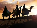Los Reyes Magos viajando por el desierto.