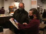 Un camarero pide el certificado covid en un bar de Barcelona.