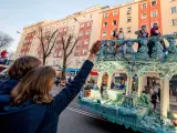 Varias personas saludan el desfile de la Cabalgata de Reyes 2022 del distrito de Chamartín, a 3 de enero de 2022, en Madrid (España).
