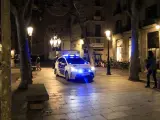 Un coche de la Guardia Urbana de Barcelona circula por el paseo del Born poco antes de comenzar el toque de queda.
