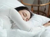Una mujer duerme la siesta.