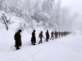 Soldados del ejército pakistaní participan en las labores de rescate durante la fuerte nevada en Murree.