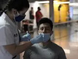 Una sanitaria realiza un test de antígenos a un hombre en Madrid.