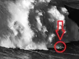 El surfista CJ Macias sufre un accidente en las olas gigantes de Nazaré.