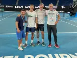 Djokovic y sus entrenadores, en la pista central de Melbourne