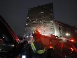 Bomberos trabajan junto al edificio de apartamentos incendiado en la calle 181 Este, en el Bronx, Nueva York.