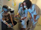 Un niño utilizando las gafas de realidad virtual en el Hospital de Figueres.