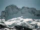 Un pico de montaña con nieve en los Picos de Europa en el norte de España