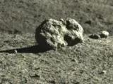 Imagen cercana de la roca lunar que despertó el reciente interés de los controladores del rover YuTu 2
CNSA/OUR SPACE
11/1/2022