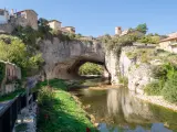 Puentedey. Antiguo pueblo espa&ntilde;ol en la provincia de Burgos, que est&aacute; situado en un espectacular puente de roca natural.