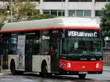 Un bus de TMB de la nueva línea V19 en la plaza Tetuan de Barcelona.