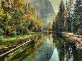 Valle de Yosemite paisaje y al r&iacute;o, California