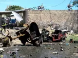 Un coche bomba ha explotado en la carretera que lleva al aeropuerto de Mogadiscio, la capital de Somalia. Como consecuencia al menos a 8 personas han fallecido según las autoridades. Aún está por confirmar la autoría de la explosión. En el pasado, atentados similares fueron realizados por el grupo terrorista Al-Shabaab relacionado con Al-Qaeda. Somalia hace frente a un aumento del número de ataques por parte de la milicia cuyo objetivo es el de eliminar al Gobierno para imponer una estricta ley islámica. Para ello, frecuentemente atacan al Gobierno y a civiles con disparos y bombardeos.
