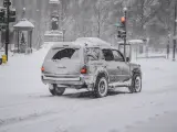 Cuando se conduce con nieve, más allá de cadenas o neumáticos de invierno, es imprescindible evitar frenadas y maniobras bruscas para evitar que el coche patine.