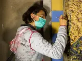 Una trabajadora restaura una pared de la sala del fumador de la Casa Vicens.