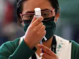 Una enfermera prepara una dosis de una vacuna contra la covid-19 en Ciudad de México.